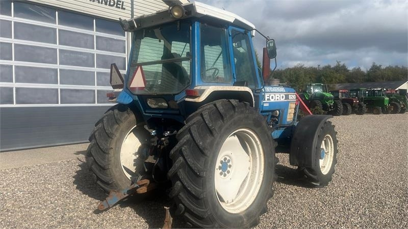 Tracteur agricole Ford 8210 Force II Med frontlift: photos 15