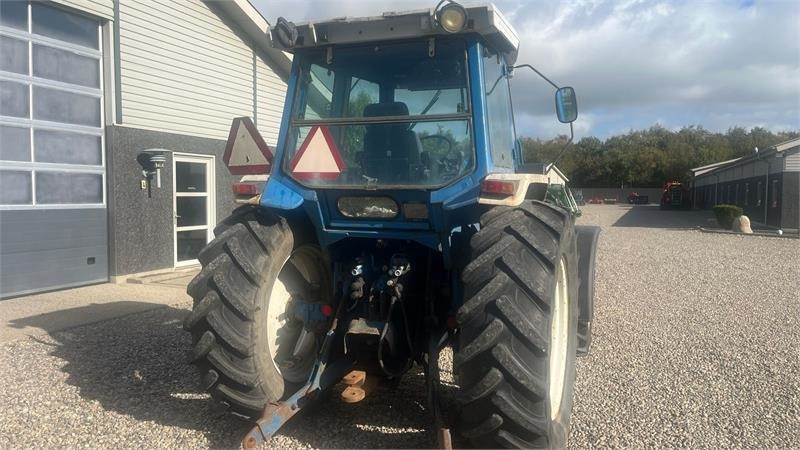 Tracteur agricole Ford 8210 Force II Med frontlift: photos 16