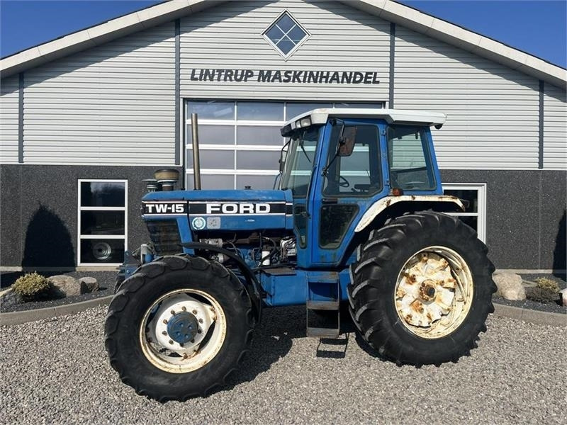 Ford TW 15 F II med HEVA opklappelig frontlift - Tracteur agricole: photos 1 Ford TW 15 F II med HEVA opklappelig frontlift - Tracteur agricole: photos 1