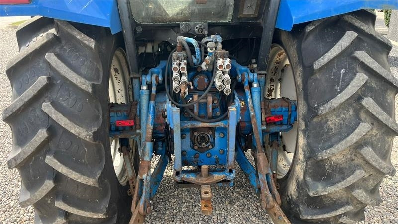 New Holland 8240 SLE Med frontlift og frontPTO - Tracteur agricole: photos 5 New Holland 8240 SLE Med frontlift og frontPTO - Tracteur agricole: photos 5