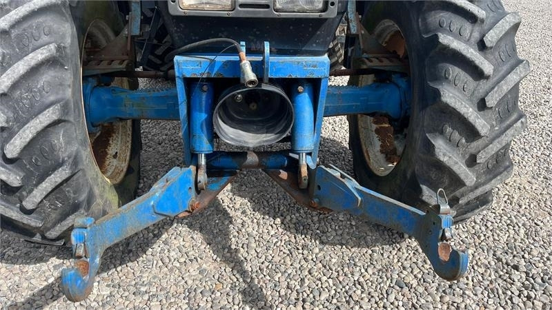 New Holland 8240 SLE Med frontlift og frontPTO - Tracteur agricole: photos 4 New Holland 8240 SLE Med frontlift og frontPTO - Tracteur agricole: photos 4