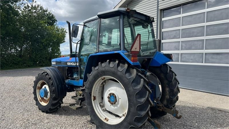 New Holland 8240 SLE Med frontlift og frontPTO - Tracteur agricole: photos 3 New Holland 8240 SLE Med frontlift og frontPTO - Tracteur agricole: photos 3
