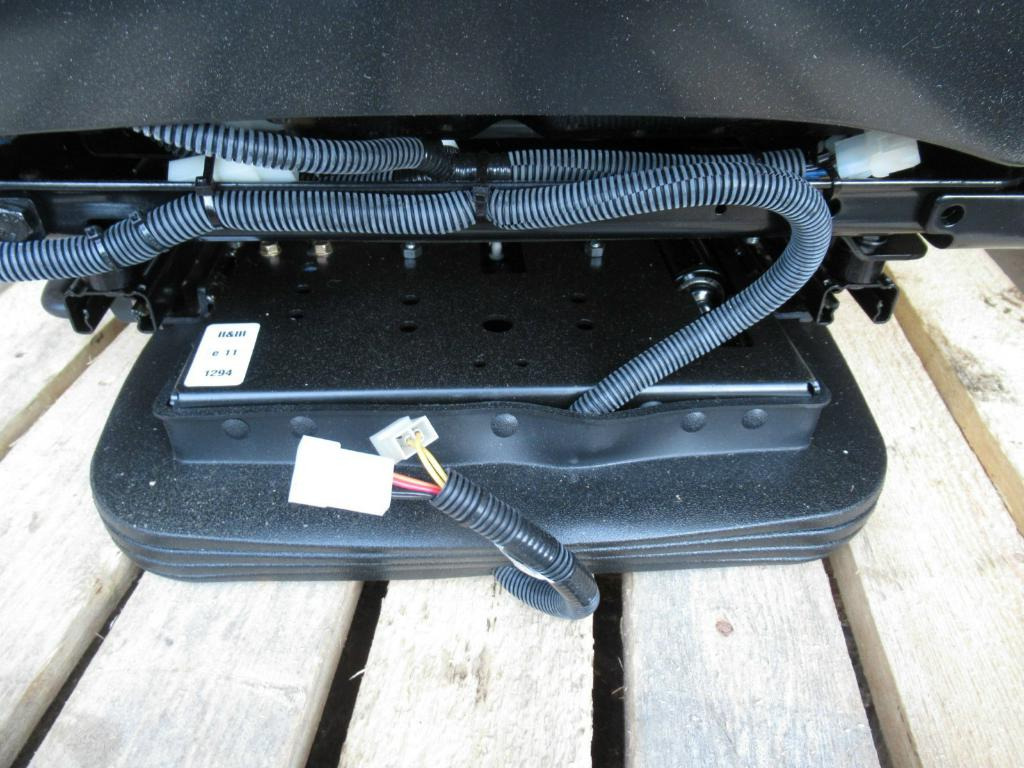 CNH 737328993 - - Siège pour Engins de chantier: photos 3 CNH 737328993 - - Siège pour Engins de chantier: photos 3