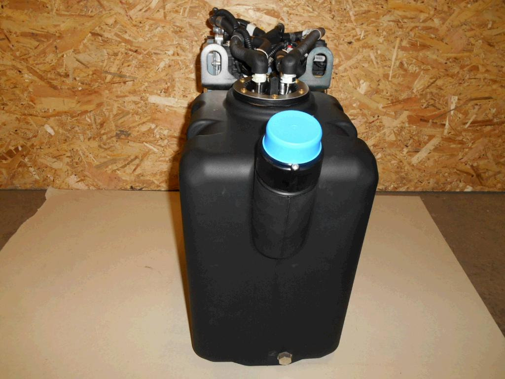 Caterpillar 3735561 - AdBlue réservoir pour Engins de chantier: photos 3 Caterpillar 3735561 - AdBlue réservoir pour Engins de chantier: photos 3