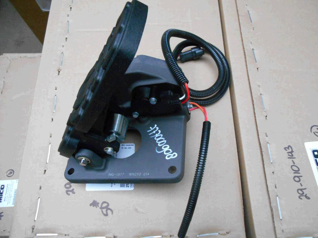 Caterpillar 3801377 - Pédale pour Engins de chantier: photos 1 Caterpillar 3801377 - Pédale pour Engins de chantier: photos 1