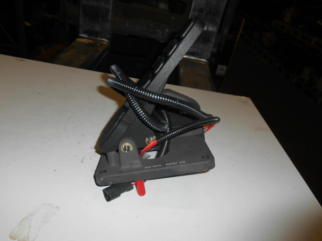 Caterpillar 426-0619 - - Pédale pour Engins de chantier: photos 3 Caterpillar 426-0619 - - Pédale pour Engins de chantier: photos 3