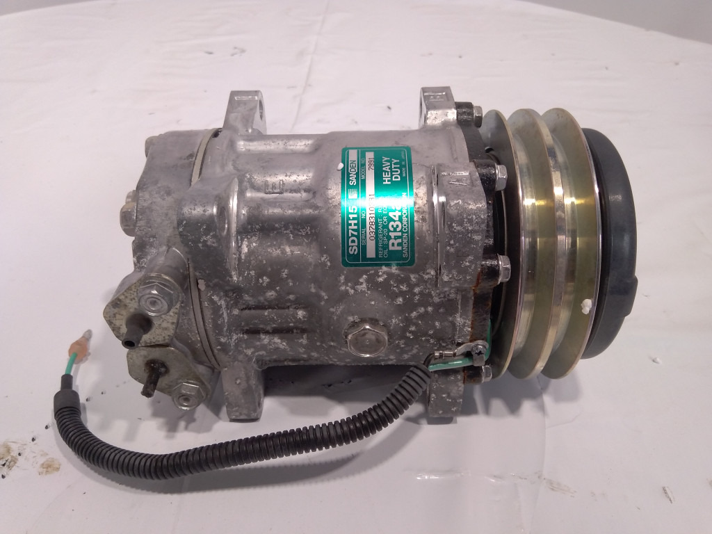 Hitachi 4388086 - Compresseur de climatisation pour Engins de chantier: photos 3 Hitachi 4388086 - Compresseur de climatisation pour Engins de chantier: photos 3