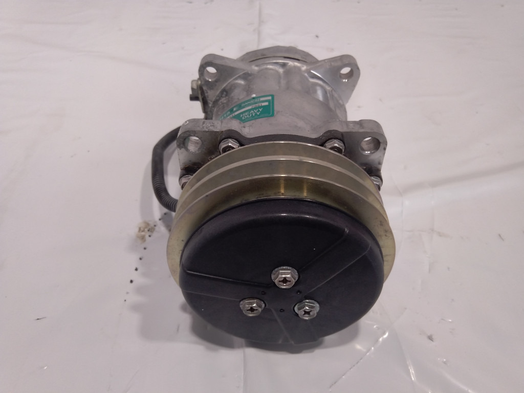Hitachi 4388086 - Compresseur de climatisation pour Engins de chantier: photos 4 Hitachi 4388086 - Compresseur de climatisation pour Engins de chantier: photos 4