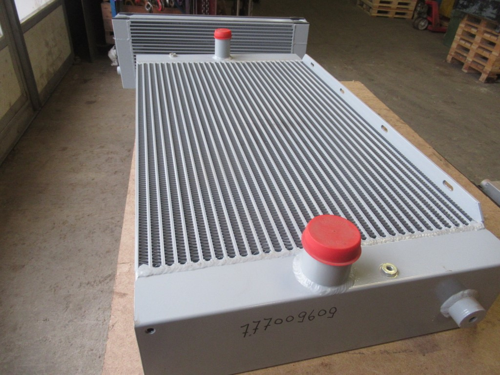 New Holland 6904526 - Radiateur pour Engins de chantier: photos 3 New Holland 6904526 - Radiateur pour Engins de chantier: photos 3