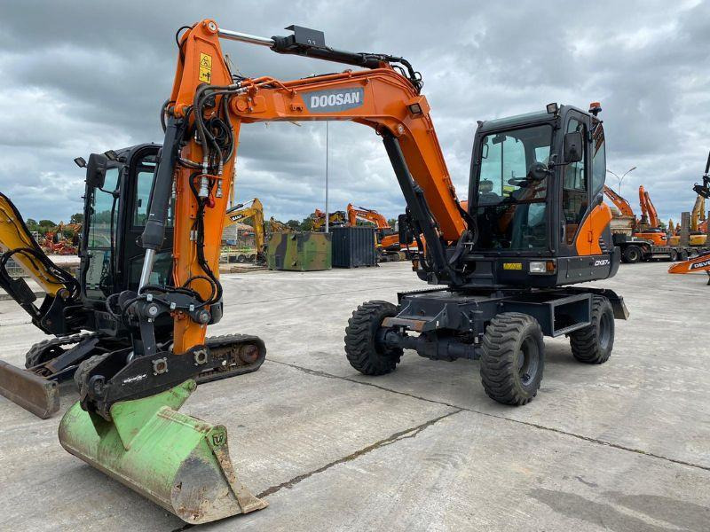 Doosan DX57W - Pelle sur pneus: photos 1 Doosan DX57W - Pelle sur pneus: photos 1