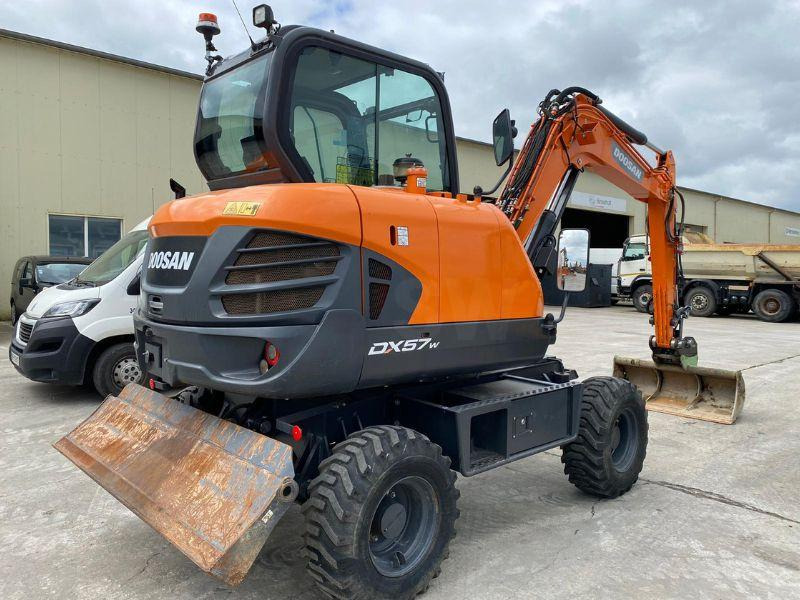 Doosan DX57W - Pelle sur pneus: photos 3 Doosan DX57W - Pelle sur pneus: photos 3