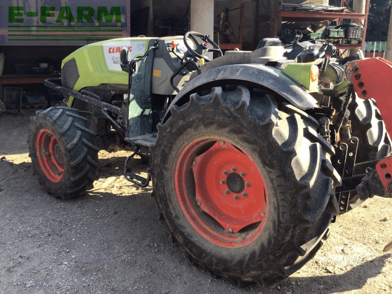 CLAAS nexos 240 f arceau F - Tracteur agricole: photos 3 CLAAS nexos 240 f arceau F - Tracteur agricole: photos 3