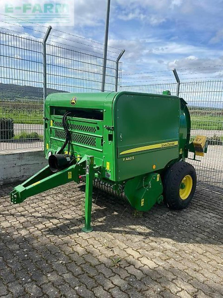 John Deere f440e - Presse à balles cubiques: photos 1 John Deere f440e - Presse à balles cubiques: photos 1