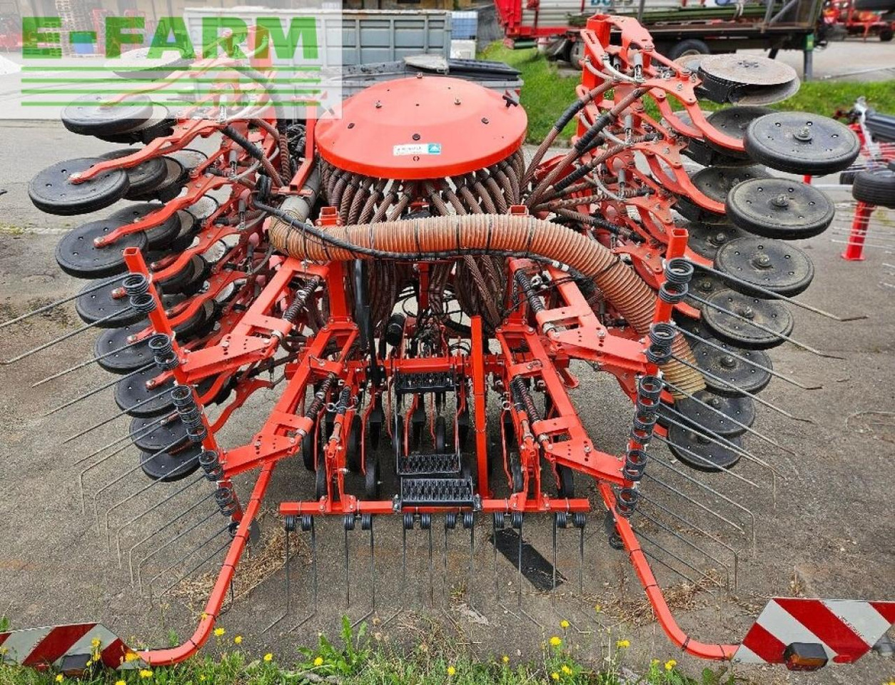 Kuhn hr5004dr+btfr5000-40dd+tf1512 - Combiné de semis: photos 4 Kuhn hr5004dr+btfr5000-40dd+tf1512 - Combiné de semis: photos 4