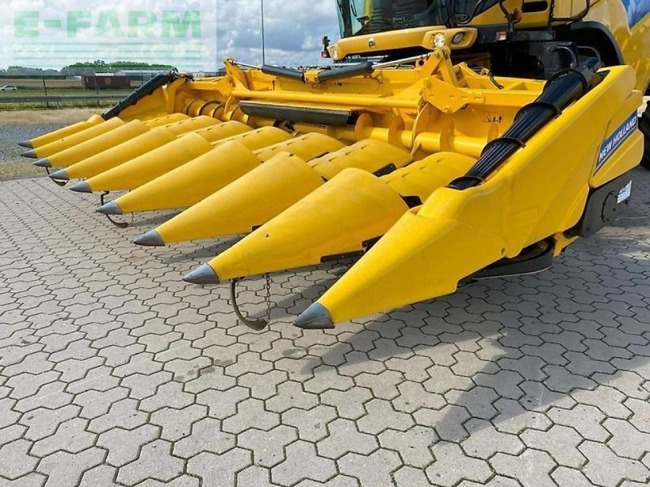 New Holland 8r 75 maispflücker - Accessoire aux ensileuses: photos 1 New Holland 8r 75 maispflücker - Accessoire aux ensileuses: photos 1