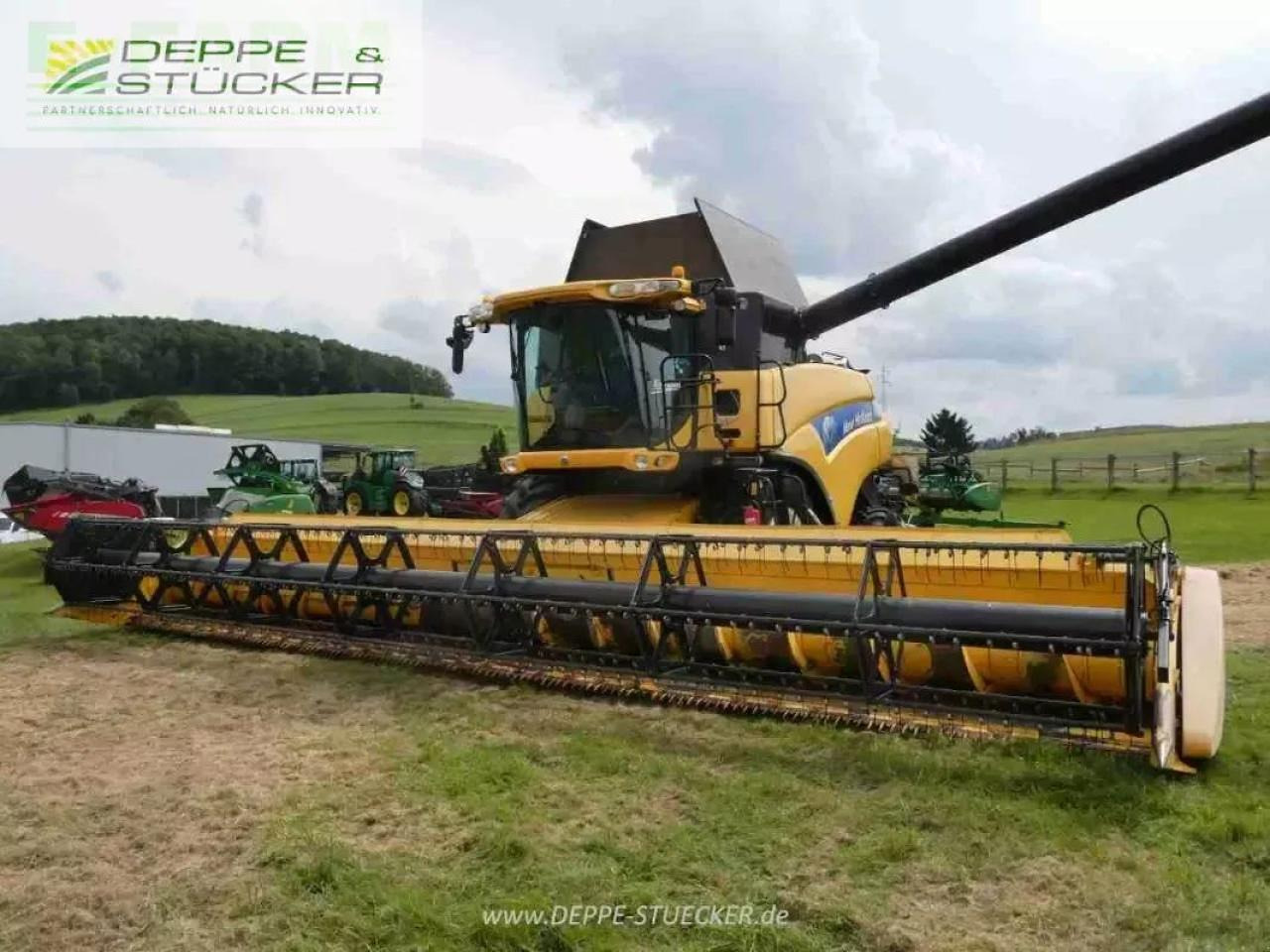 New Holland cr 9090 elevation - Moissonneuse-batteuse: photos 3 New Holland cr 9090 elevation - Moissonneuse-batteuse: photos 3