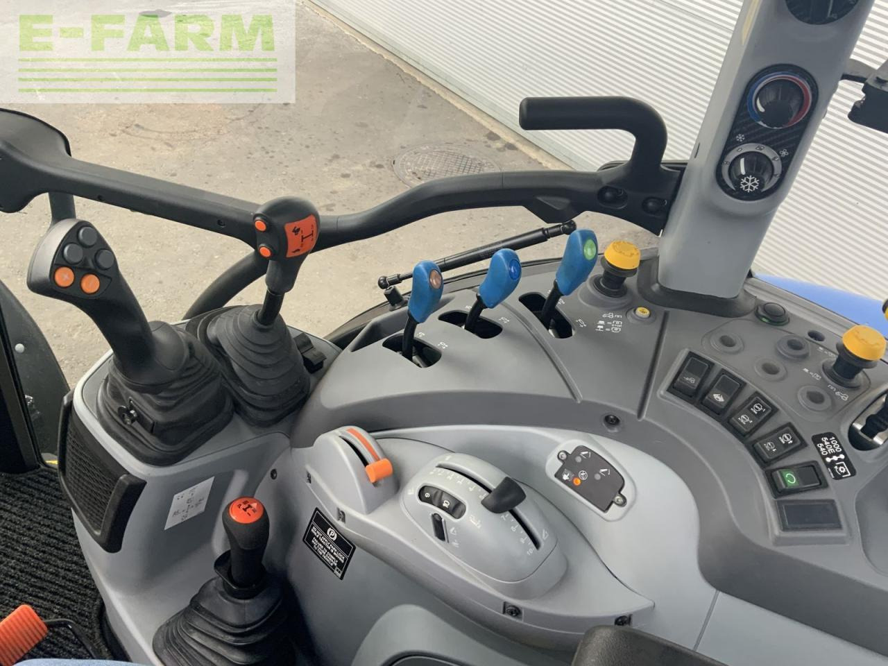 New Holland t5.110 dual command - Tracteur agricole: photos 4 New Holland t5.110 dual command - Tracteur agricole: photos 4