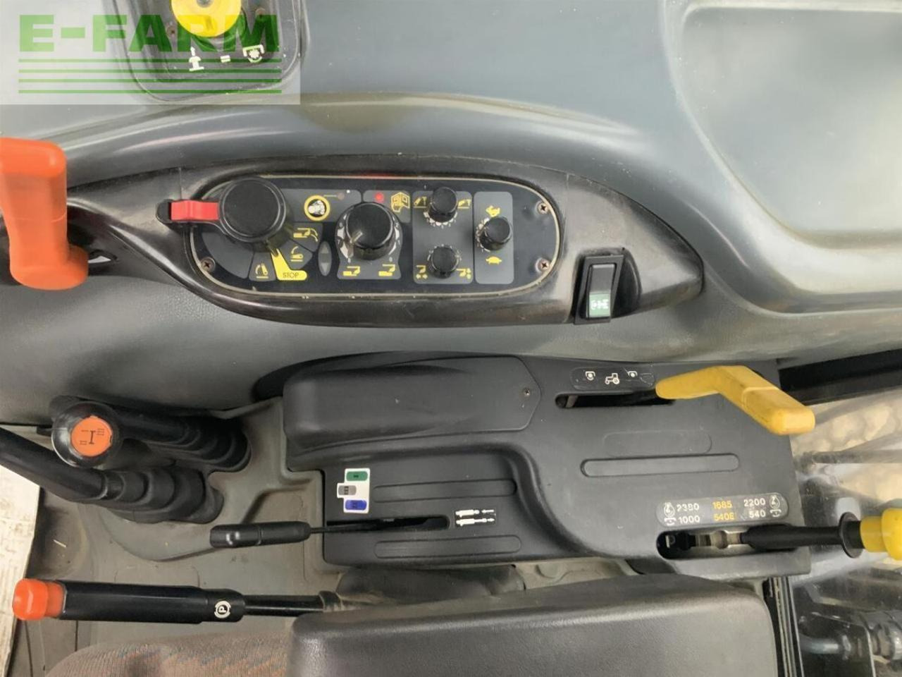 New Holland tl 100 - Tracteur agricole: photos 5 New Holland tl 100 - Tracteur agricole: photos 5