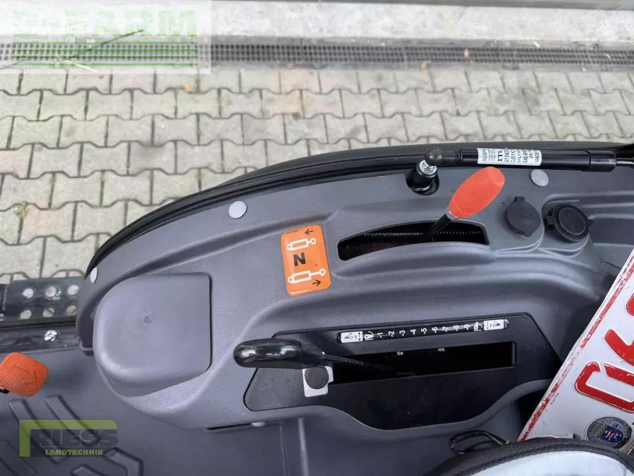 Solis 26 hst kabine panther (black) - Tracteur agricole: photos 5 Solis 26 hst kabine panther (black) - Tracteur agricole: photos 5