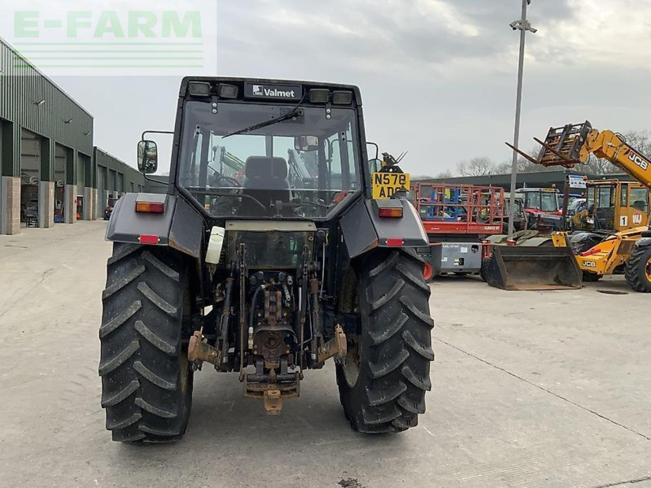 Valmet 8100 twin track reverse drive tractor - Tracteur agricole: photos 4 Valmet 8100 twin track reverse drive tractor - Tracteur agricole: photos 4