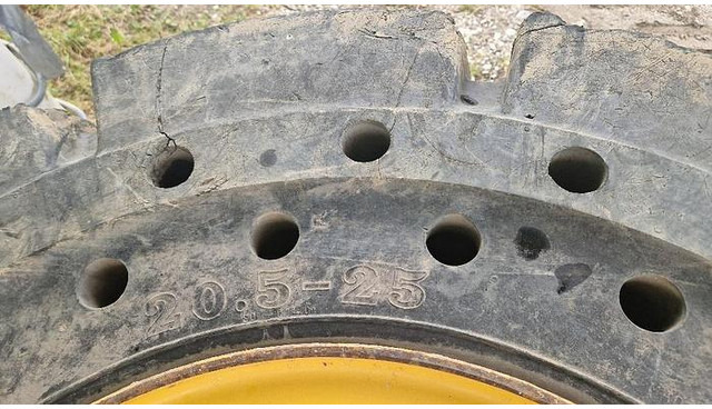 Big Vollgummi Räder 20,5 x 25 mit Volvo Felgen - Pneu: photos 5 Big Vollgummi Räder 20,5 x 25 mit Volvo Felgen - Pneu: photos 5