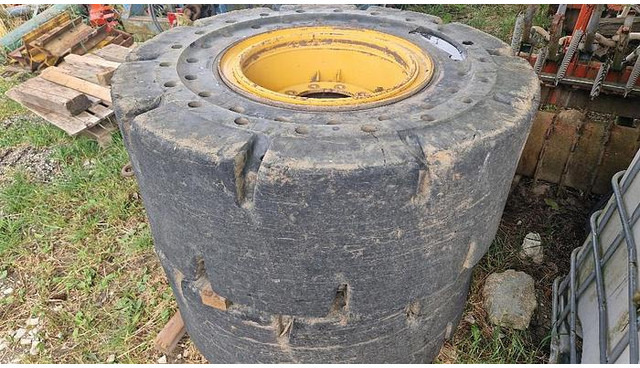 Big Vollgummi Räder 20,5 x 25 mit Volvo Felgen - Pneu: photos 1 Big Vollgummi Räder 20,5 x 25 mit Volvo Felgen - Pneu: photos 1