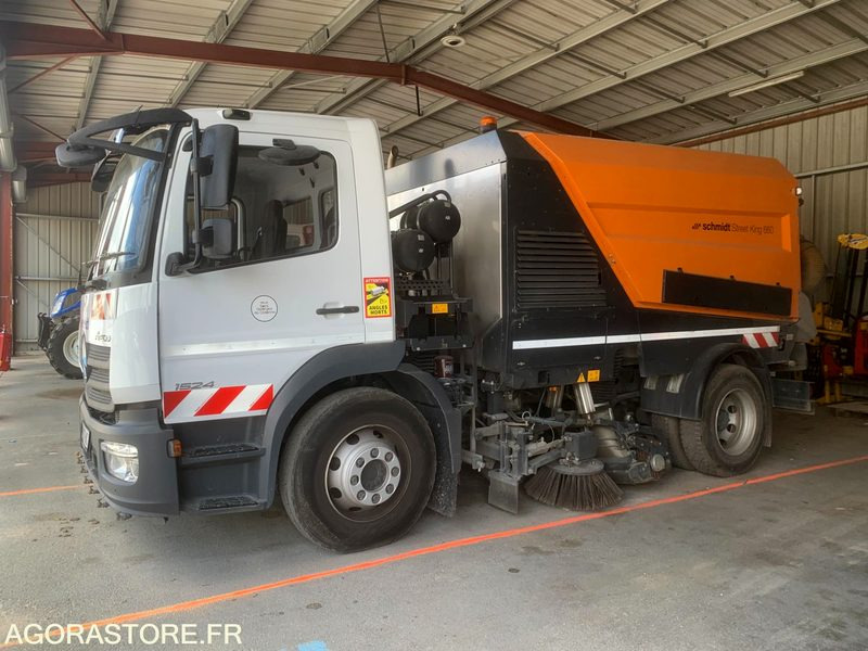 BALAYEUSE COMPOSÉE D'UN PORTEUR MERCEDES ET D'UN SYSTÈME DE BALAYAGE SCHMIDT - Balayeuse de voirie: photos 1 BALAYEUSE COMPOSÉE D'UN PORTEUR MERCEDES ET D'UN SYSTÈME DE BALAYAGE SCHMIDT - Balayeuse de voirie: photos 1