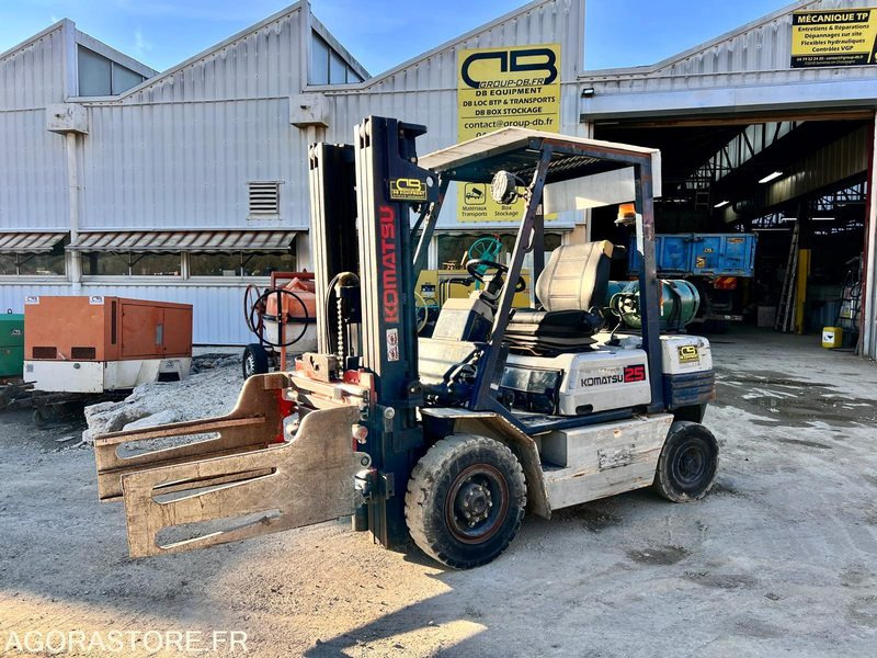 CHARIOT ÉLÉVATEUR À GAZ KOMATSU FG25T-11E AVEC PINCES - 1995 / 7938 HEURES - Chariot élévateur diesel: photos 1 CHARIOT ÉLÉVATEUR À GAZ KOMATSU FG25T-11E AVEC PINCES - 1995 / 7938 HEURES - Chariot élévateur diesel: photos 1