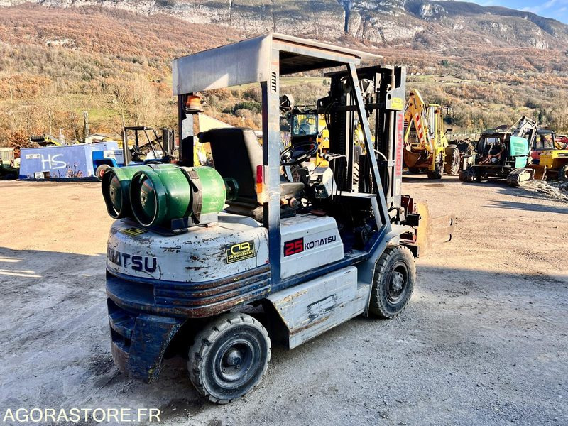 CHARIOT ÉLÉVATEUR À GAZ KOMATSU FG25T-11E AVEC PINCES - 1995 / 7938 HEURES - Chariot élévateur diesel: photos 3 CHARIOT ÉLÉVATEUR À GAZ KOMATSU FG25T-11E AVEC PINCES - 1995 / 7938 HEURES - Chariot élévateur diesel: photos 3