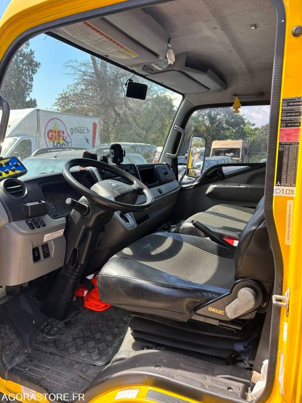 MITSUBISHI - CANTER - 2018 - 144 000 KM - Camion: photos 4 MITSUBISHI - CANTER - 2018 - 144 000 KM - Camion: photos 4