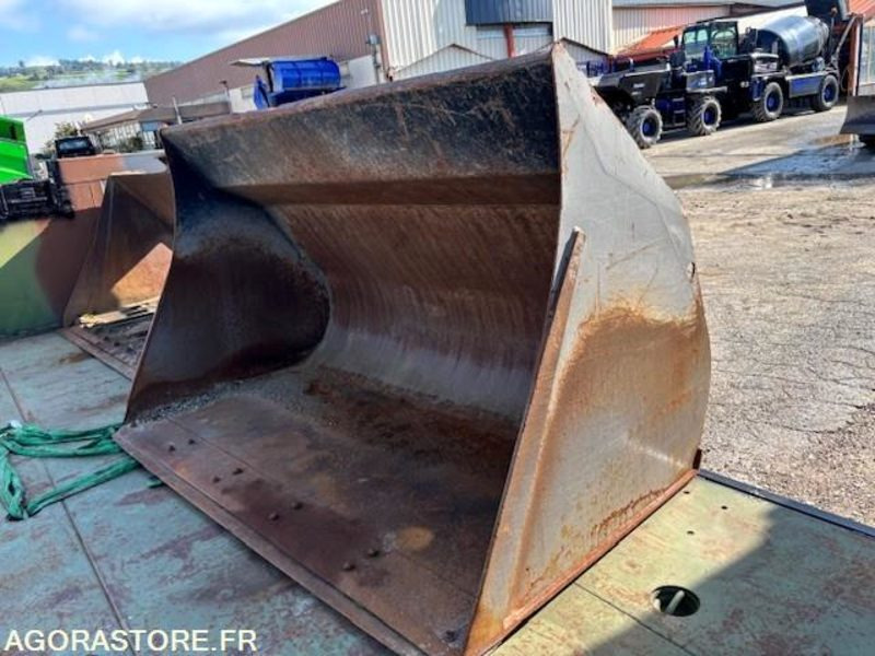 GODET DE CHARGEUR 2800 LITRES EN ATTACHE TYPE VOLVO - Godet pour chargeur: photos 1 GODET DE CHARGEUR 2800 LITRES EN ATTACHE TYPE VOLVO - Godet pour chargeur: photos 1