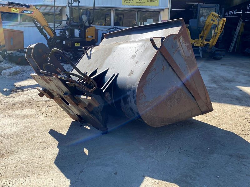 GODET GRAND VOLUME POUR CHARIOT ELEVATEUR - Année 1996 - Matériel de chantier: photos 4 GODET GRAND VOLUME POUR CHARIOT ELEVATEUR - Année 1996 - Matériel de chantier: photos 4