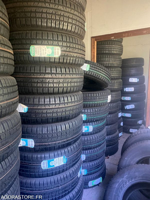 LOT DE 24 PNEUS NOKIAN ROTIIVA HT LT 265/70R17C 121/118S DOT 2016 (T429326) - Pneu: photos 2 LOT DE 24 PNEUS NOKIAN ROTIIVA HT LT 265/70R17C 121/118S DOT 2016 (T429326) - Pneu: photos 2
