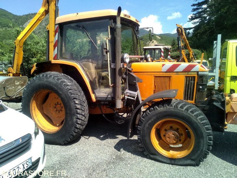 Tracteur John Deere 6220 4X4 - 2006 - 10558 heures avec épareuse NOREMAT Tonica - Machine agricole: photos 3 Tracteur John Deere 6220 4X4 - 2006 - 10558 heures avec épareuse NOREMAT Tonica - Machine agricole: photos 3