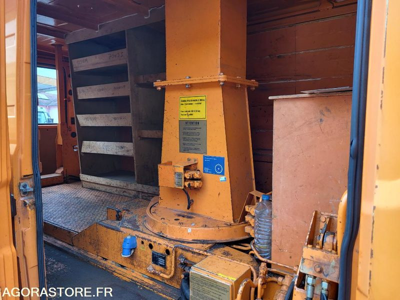 FOURGON NACELLE PL sans contrôle technique - Matériel de manutention: photos 1 FOURGON NACELLE PL sans contrôle technique - Matériel de manutention: photos 1