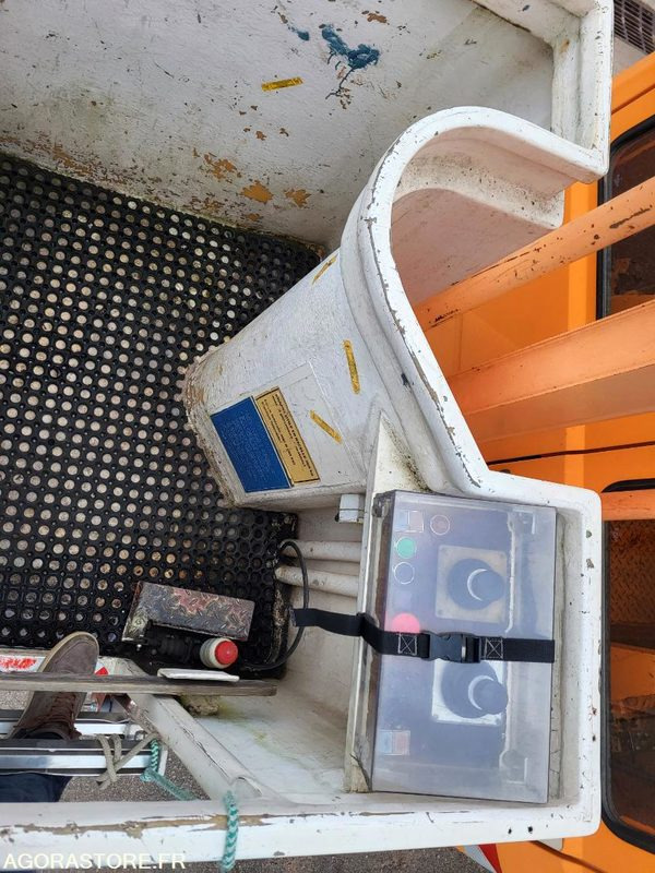 FOURGON NACELLE PL sans contrôle technique - Matériel de manutention: photos 4 FOURGON NACELLE PL sans contrôle technique - Matériel de manutention: photos 4