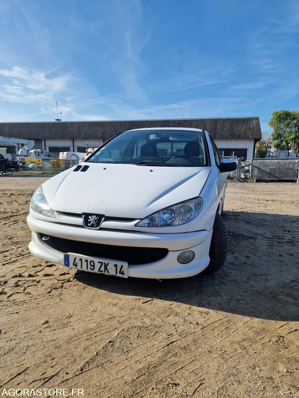 PEUGEOT 206 - LOT N°1 - Voiture: photos 1 PEUGEOT 206 - LOT N°1 - Voiture: photos 1
