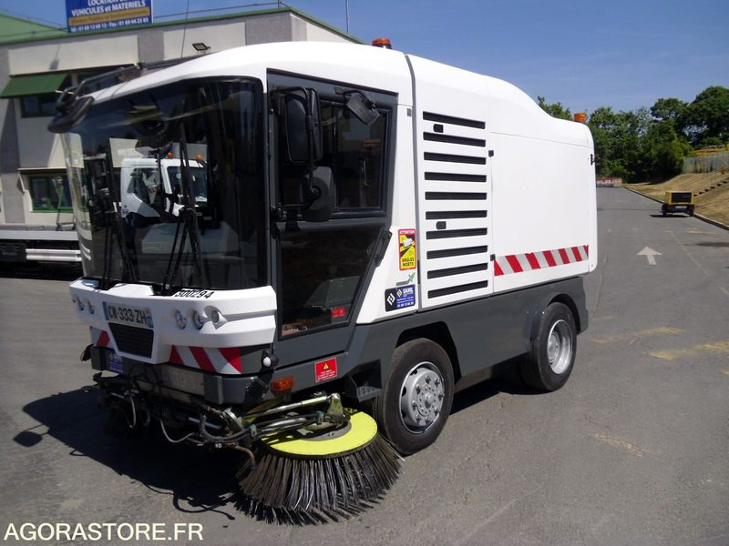 RAVO 560 E5 - Balayeuse Compacte 4m3 - 2013 / 120389 KM (CW333ZH) - Balayeuse de voirie: photos 1 RAVO 560 E5 - Balayeuse Compacte 4m3 - 2013 / 120389 KM (CW333ZH) - Balayeuse de voirie: photos 1