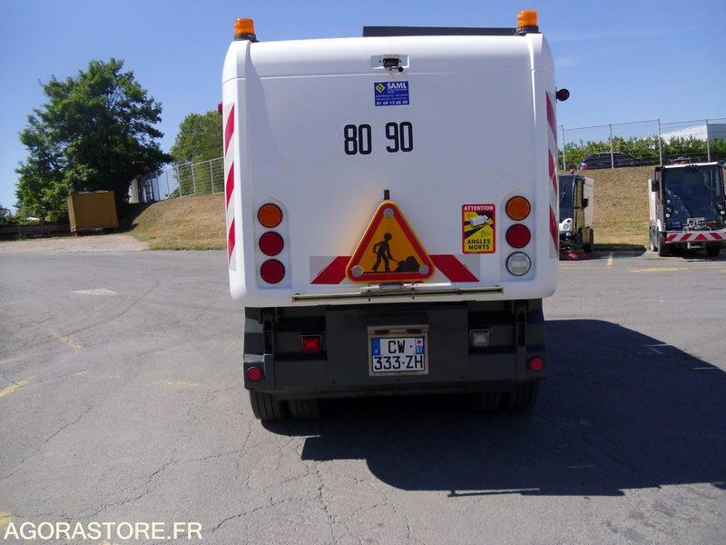 RAVO 560 E5 - Balayeuse Compacte 4m3 - 2013 / 120389 KM (CW333ZH) - Balayeuse de voirie: photos 2 RAVO 560 E5 - Balayeuse Compacte 4m3 - 2013 / 120389 KM (CW333ZH) - Balayeuse de voirie: photos 2