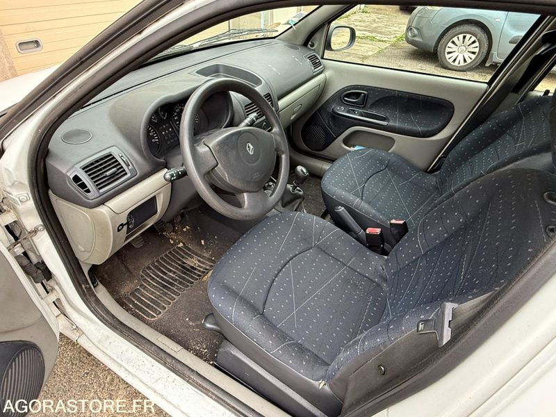 RENAULT CLIO - 2002 - 160000 KM - Voiture: photos 5 RENAULT CLIO - 2002 - 160000 KM - Voiture: photos 5
