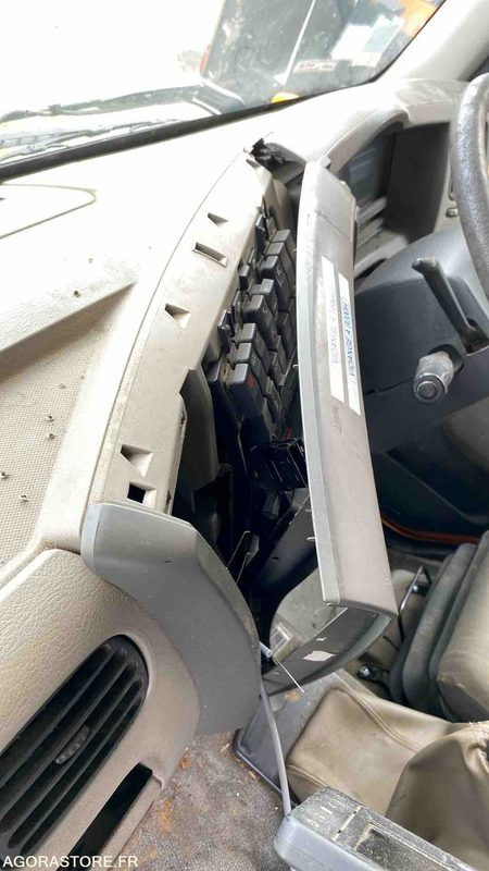 RENAULT DXI 310 - 2011 - BJ880HP - Balayeuse de voirie: photos 4 RENAULT DXI 310 - 2011 - BJ880HP - Balayeuse de voirie: photos 4