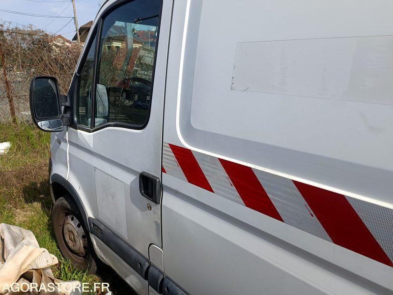 RENAULT MASTER - 2004 - 185782km - Fourgon utilitaire: photos 1 RENAULT MASTER - 2004 - 185782km - Fourgon utilitaire: photos 1