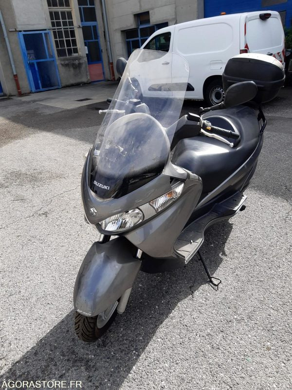 SCOOTER SUZUKI 125 - Motocyclette: photos 1 SCOOTER SUZUKI 125 - Motocyclette: photos 1
