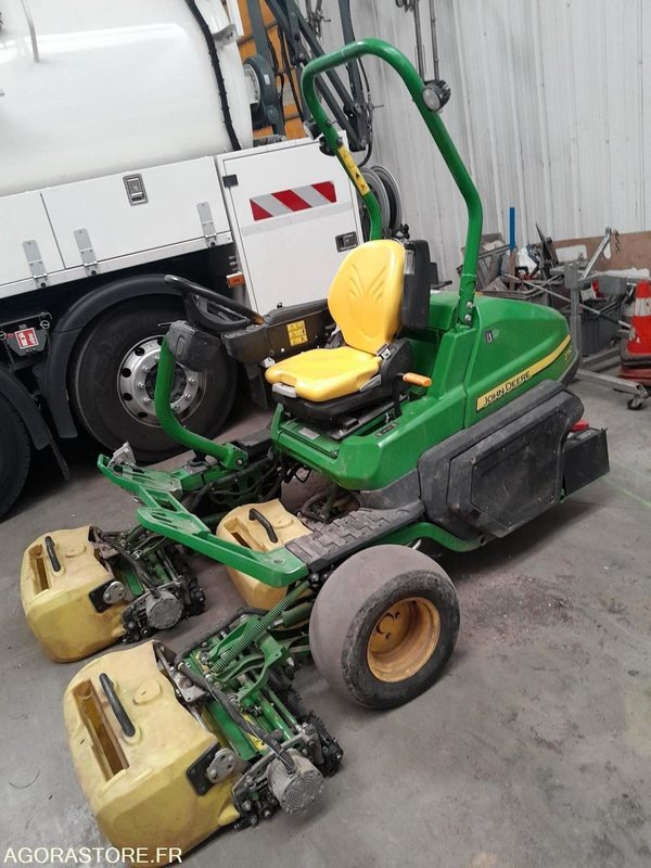 TONDEUSE AUTOPORTEE DE GREEN 2750E CUT DSL JOHN DEERE - 2024 / 600H - Matériel de jardinage: photos 1 TONDEUSE AUTOPORTEE DE GREEN 2750E CUT DSL JOHN DEERE - 2024 / 600H - Matériel de jardinage: photos 1