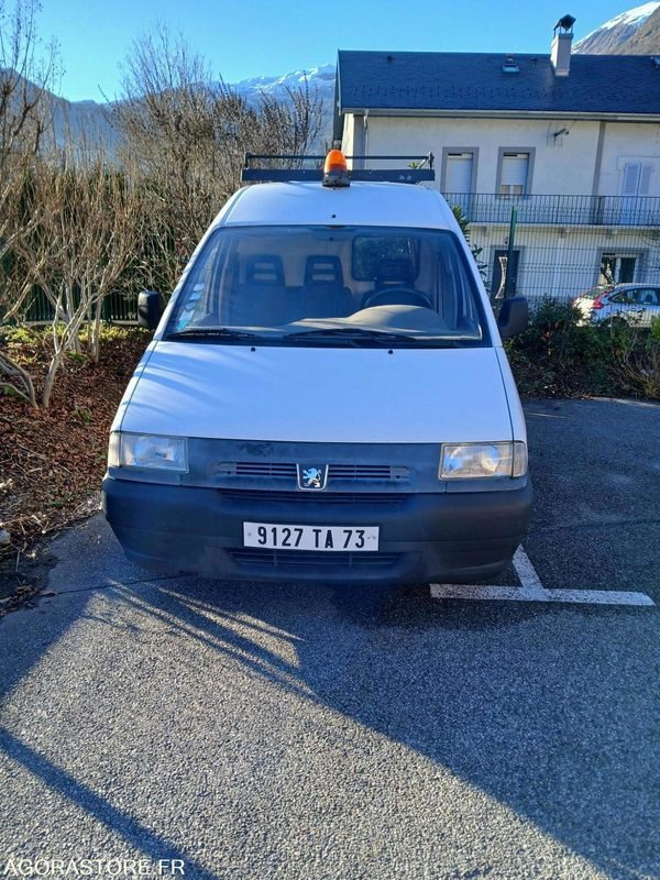 PEUGEOT EXPERT EN L'ETAT REMORQUE IMPERATIVE POUR ENLEVEMENT DU VEHICULE - Véhicule utilitaire: photos 2 PEUGEOT EXPERT EN L'ETAT REMORQUE IMPERATIVE POUR ENLEVEMENT DU VEHICULE - Véhicule utilitaire: photos 2