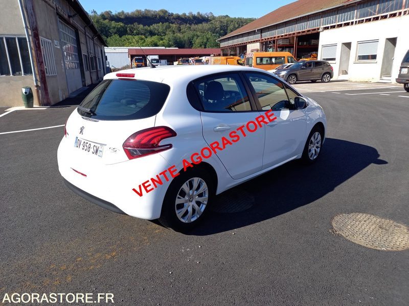 Vends Peugeot 208 essence - Voiture: photos 5 Vends Peugeot 208 essence - Voiture: photos 5