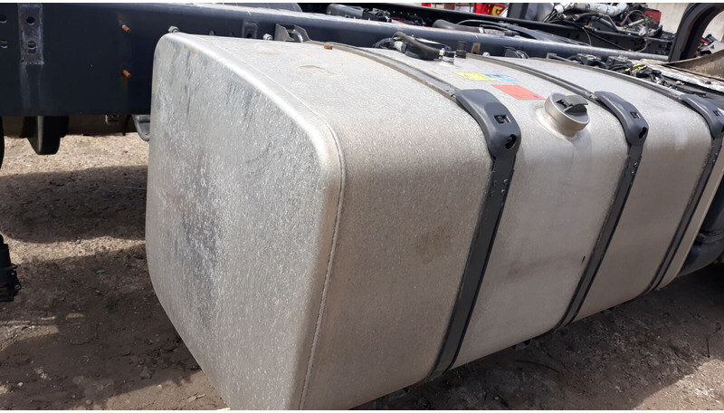 Scania 600L complete fuel tank with brackets - Réservoir de carburant pour Camion: photos 3 Scania 600L complete fuel tank with brackets - Réservoir de carburant pour Camion: photos 3