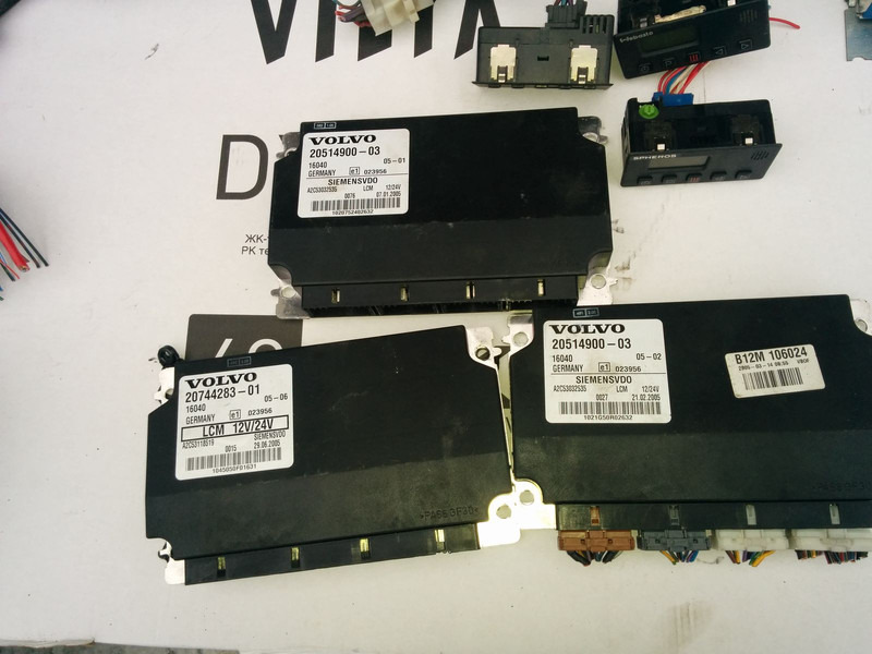 Volvo Siemts VDO 20514900-03 20569213-P03. 20744283-01. 20865208-02. - Bloc de gestion: photos 2 Volvo Siemts VDO 20514900-03 20569213-P03. 20744283-01. 20865208-02. - Bloc de gestion: photos 2