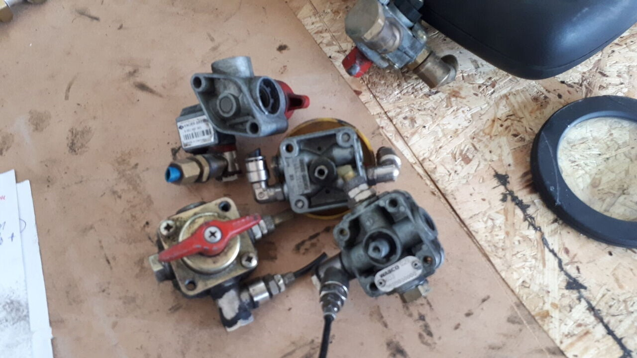 WABCO Volvo - Valve de frein pour Bus: photos 5 WABCO Volvo - Valve de frein pour Bus: photos 5
