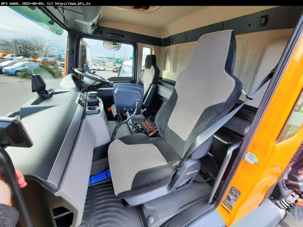 MAN TGS 18.420 4X2 BL Bucher OF 8000 TWIN beidseitig - Balayeuse de voirie: photos 4 MAN TGS 18.420 4X2 BL Bucher OF 8000 TWIN beidseitig - Balayeuse de voirie: photos 4